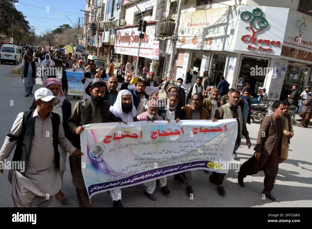 Mitglieder der Junior Teachers Association veranstalten am Samstag, dem 26. Februar 2022, in Quetta eine Protestdemonstration für ihre Rechte. Stockfoto