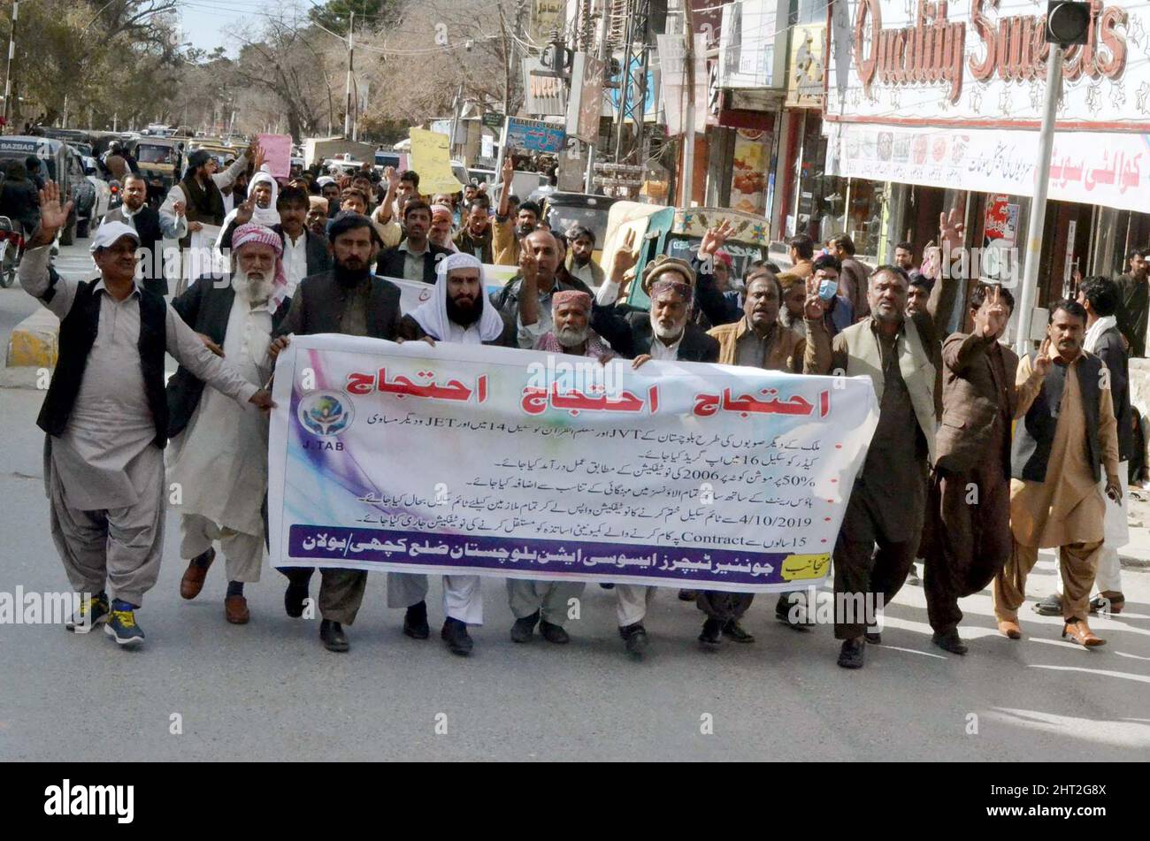 Mitglieder der Junior Teachers Association veranstalten am Samstag, dem 26. Februar 2022, in Quetta eine Protestdemonstration für ihre Rechte. Stockfoto