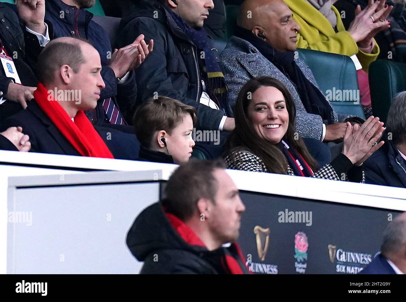 Der Herzog und die Herzogin von Cambridge und Prinz George auf der Tribüne während des Guinness Six Nations-Spiels im Twickenham Stadium, London. Bilddatum: Samstag, 26. Februar 2022. Stockfoto