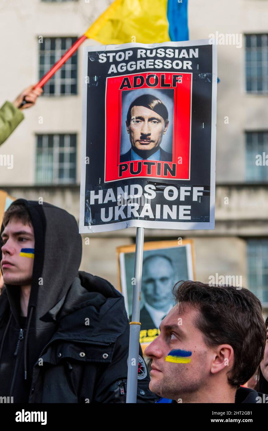 London, Großbritannien. 26.. Februar 2022. Im Vergleich zu Putin mit Hitler - Ukrainer und Russen versammeln sich in Westminster zwischen Downing Street und dem Verteidigungsministerium, um zu fordern, dass Putin den Krieg und die Invasion der Ukraine beendet. Kredit: Guy Bell/Alamy Live Nachrichten Stockfoto
