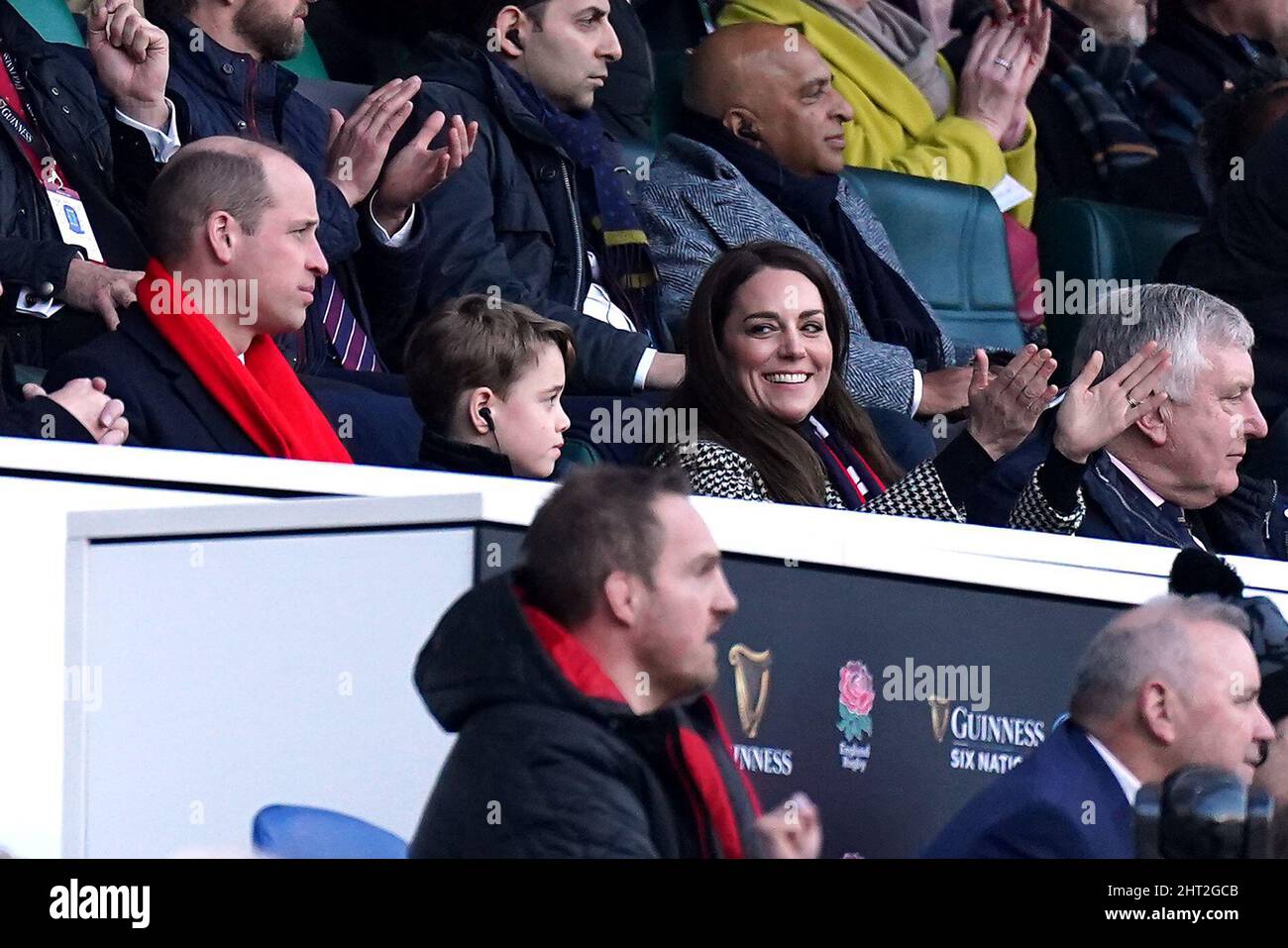 Der Herzog und die Herzogin von Cambridge und Prinz George auf der Tribüne während des Guinness Six Nations-Spiels im Twickenham Stadium, London. Bilddatum: Samstag, 26. Februar 2022. Stockfoto