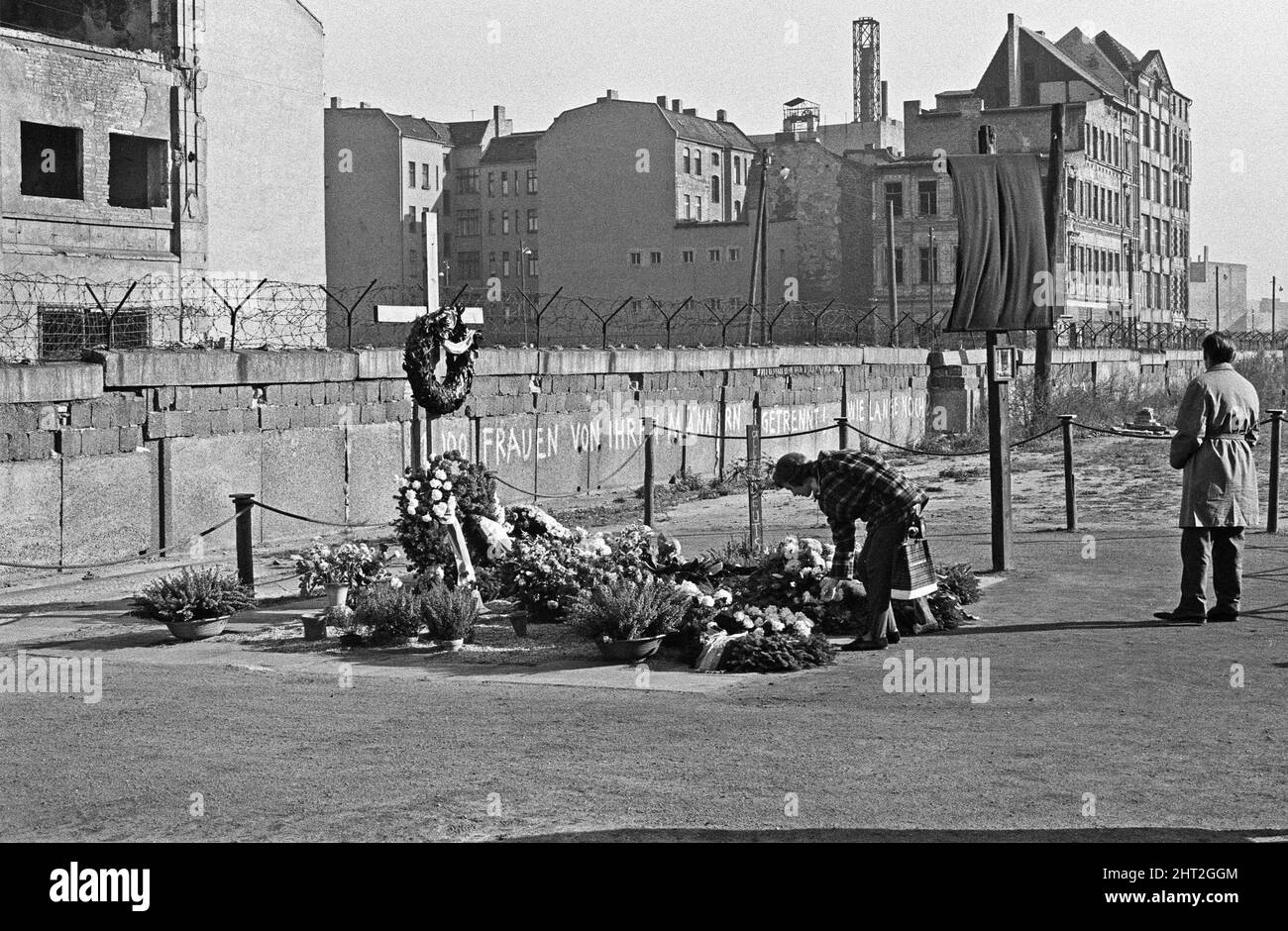 Denkmal für den Flüchtling Peter Fechter, in der Zimmerstraze, Berlin, in der Nähe des Checkpoint Charlie. Etwa 1965Peter Fechter ein Maurer im Alter von 18 Jahren wurde am 17.. August 1962 von DDR-Grenzsoldaten bei dem Versuch, nach West-Berlin zu überfahren, angeschossen und getötet. Er war die siebenundzwanzigste Person, die beim Versuch der Überfahrt starb. Stockfoto