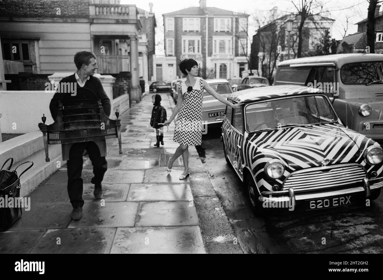 Hier ist es! Das Auto für das Mädchen Op Art (optisches Kunstmädchen), das alle ihre Accessoires passend mag, abgebildet am 24.. März 1966. Die Kunst wurde von der Amateurkünstlerin Danae Brook entworfen und angewendet, und das Auto steht in Thames Ditton, Surrey, zum Verkauf und kostet 385 £. Aber das beinhaltet nicht die Kosten für das Kleid, entworfen von Shubelle & das kostet 79 Schilling. Stockfoto