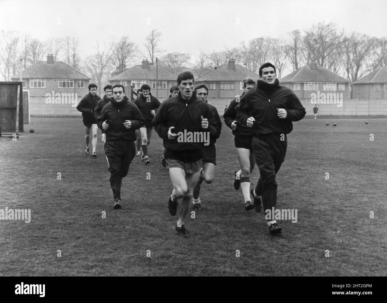Liverpool Team Training Session bei Melwood Februar 1965. Das Team wird von Ron Yeats und Willy Stevenson angeführt, Ian St John auf der linken Seite. Stockfoto
