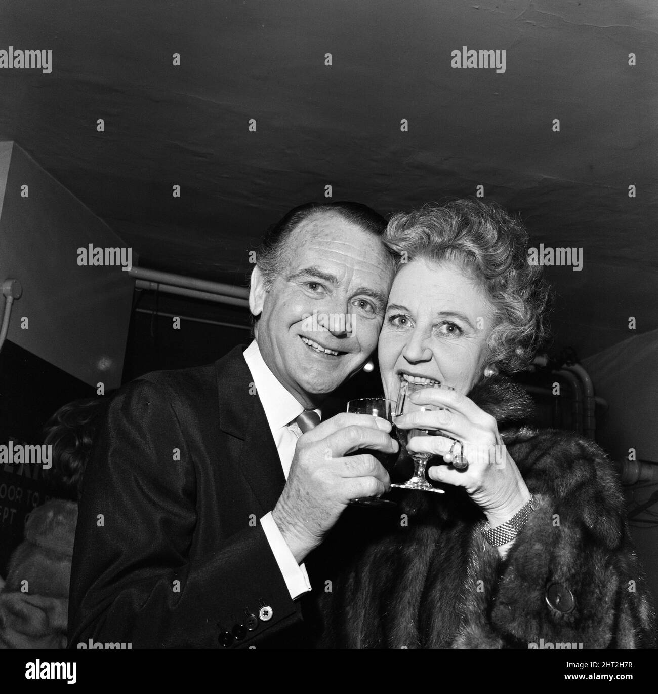 John Mills und Mary Hayley Bell traten auf dem „Promi-Spot“ der Palladium-Show auf. Heute ist ihr silberner Hochzeitstag. 16.. Januar 1966. Stockfoto