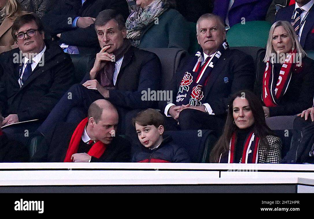 Der Herzog und die Herzogin von Cambridge und Prinz George auf der Tribüne während des Guinness Six Nations-Spiels im Twickenham Stadium, London. Bilddatum: Samstag, 26. Februar 2022. Stockfoto