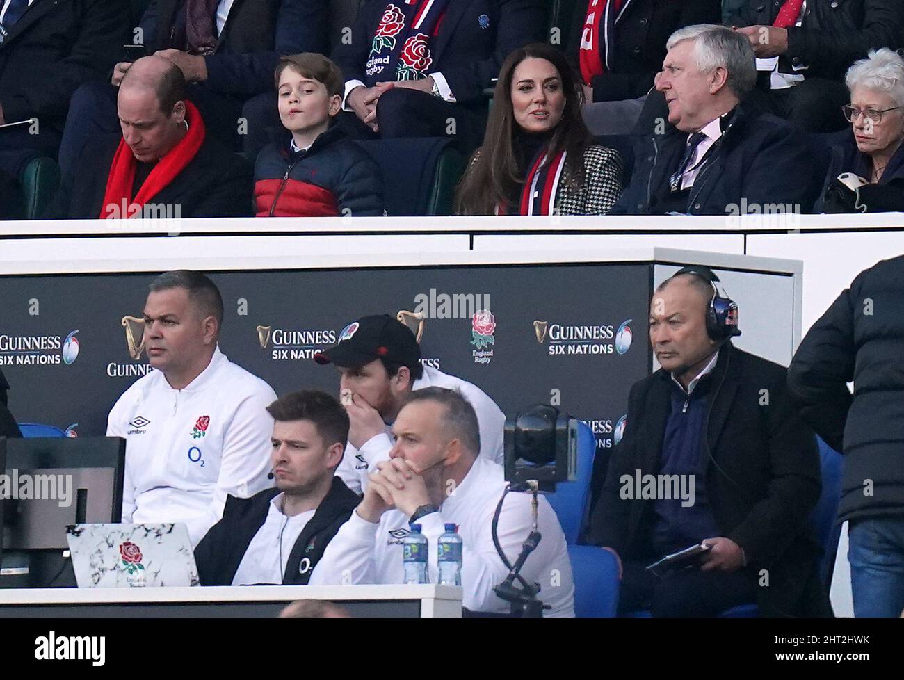 Der Herzog und die Herzogin von Cambridge und Prinz George auf der Tribüne während des Guinness Six Nations-Spiels im Twickenham Stadium, London. Bilddatum: Samstag, 26. Februar 2022. Stockfoto