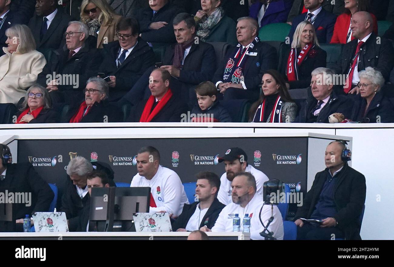 Der Herzog und die Herzogin von Cambridge und Prinz George auf der Tribüne während des Guinness Six Nations-Spiels im Twickenham Stadium, London. Bilddatum: Samstag, 26. Februar 2022. Stockfoto
