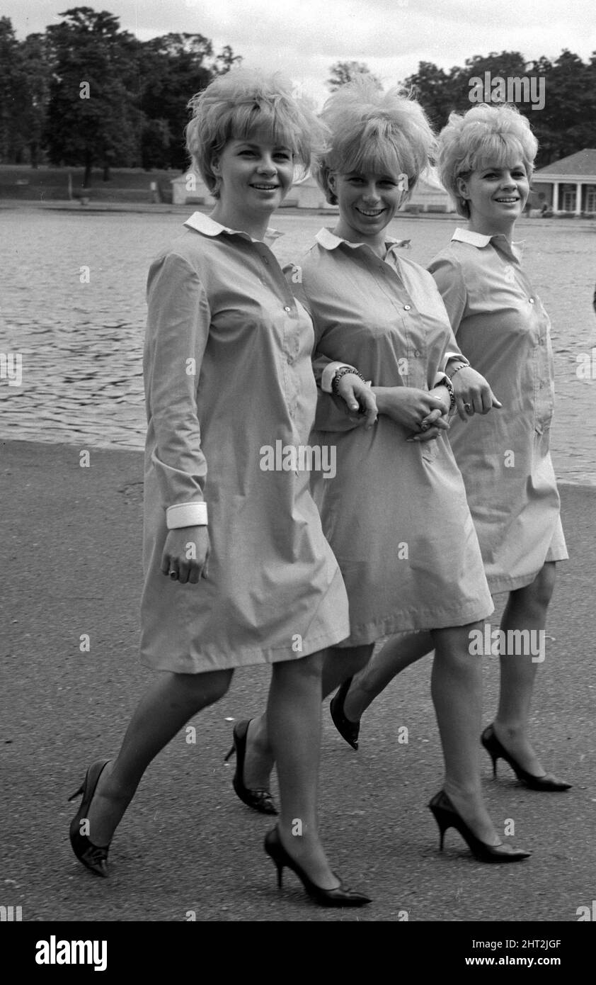 Die Pop-Gruppe The Bell Sisters aus Liverpool nehmen sich eine Auszeit von einer geschäftigen Runde von Engagements, um die Enten im Sepentine im Hyde Park zu füttern, sie sind links nach rechts von der Partie, die im Juni 1965 von den beiden Schwestern, von der Partie ist Stockfoto