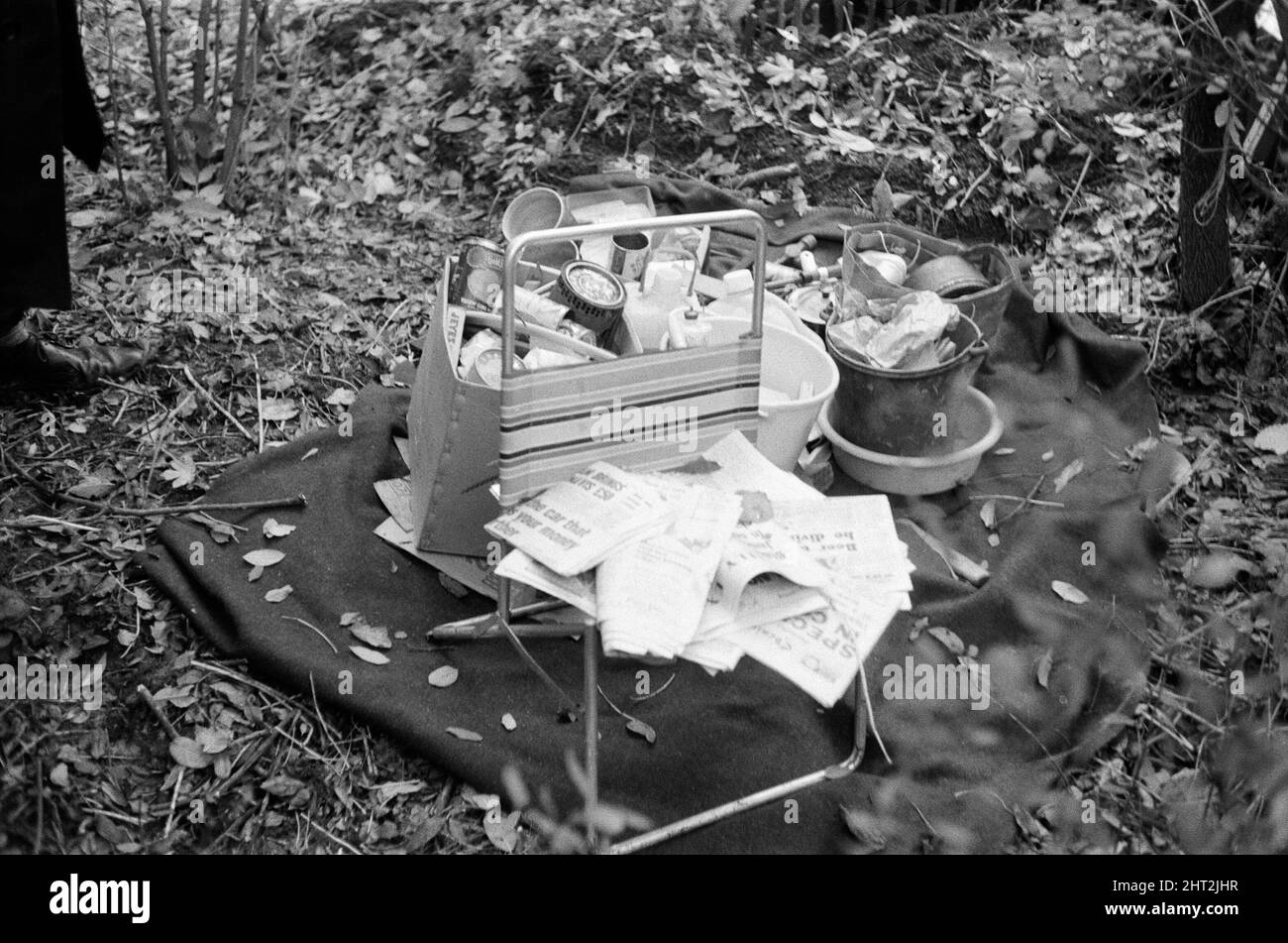 Harry Roberts wollte im Zusammenhang mit der Erschießung von drei Londoner Polizisten wurde heute in einem Wald bei Bishops Stortford in Herts wieder aufgenommen. Roberts, der seit mehr als drei Monaten gesucht wird, gab ohne Probleme der Polizei sgt Peter Smith nach. In einem getarnten Zelt am Rande von Thorley Wood entdeckte die Polizei eines der geschickt ausgeklügeltesten Verstecke, die je bekannt waren, wo Roberts in den letzten sechs Wochen gelebt hat. Das Zelt ist 5ft hoch an seinem höchsten Punkt und von einer Plastikfolie getarnt und enthielt eine Fülle von Lebensmitteln und Brennstoffen. Ein Camp-Bett und ein Aluminium-Stuhl wie wir Stockfoto