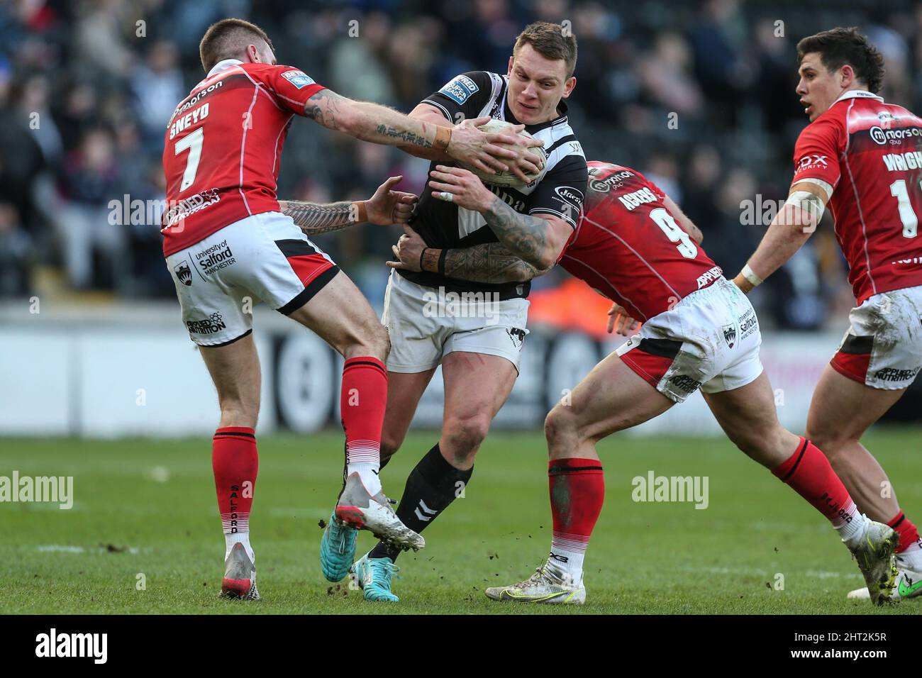 Jordan Lane #13 von Hull FC geht durch das Tackling von Marc Sneyd #7 und Andy Ackers #9 von Salford Red Devils Stockfoto