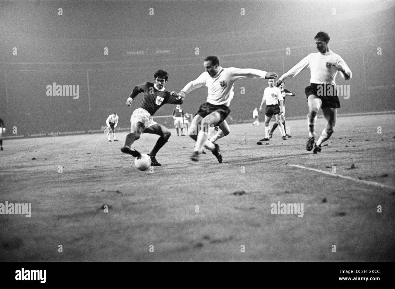 British Home Championship-Spiel im Wembley Stadium. England 2 gegen Nordirland 1. George Best am Ball, herausgefordert von George Cohen aus England und beobachtet von Jack Charlton. 10.. November 1965. Stockfoto