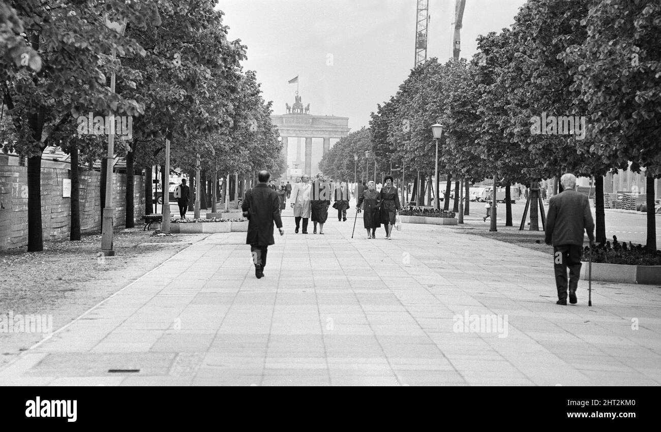 Szenen in Ost-Berlin, vier Jahre nach Beginn der Arbeiten am Bau der Berliner Mauer, die Ost und West trennt. Blick auf das Brandenburger Tor an der Grenze zwischen den Stadtteilen. 26. Mai 1965. Stockfoto