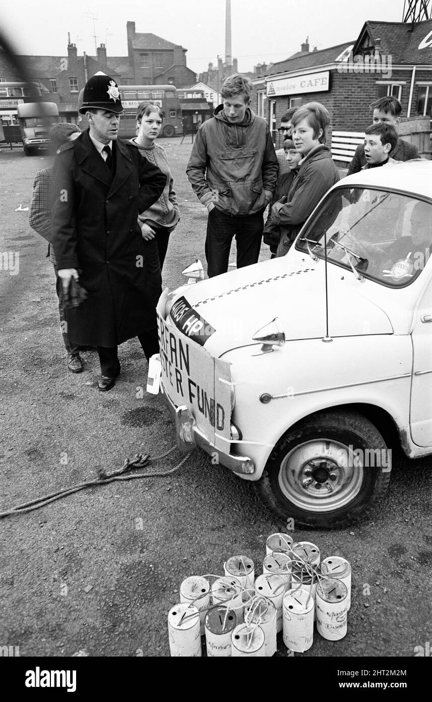 Coventry Aberfan Fund Raising Event, Autowanderung nach Stratford, London, 31.. Oktober 1966. Die Aberfan-Katastrophe war ein katastrophaler Zusammenbruch einer kollidierenden Beute-Spitze, die am Freitag, 21. Oktober 1966, im walisischen Dorf Aberfan stattfand und 116 Kinder und 28 Erwachsene tötete. Stockfoto