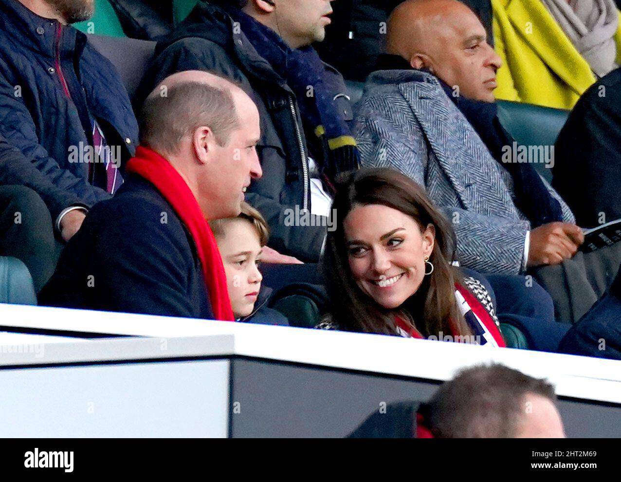 Der Herzog und die Herzogin von Cambridge und Prinz George auf der Tribüne während des Guinness Six Nations-Spiels im Twickenham Stadium, London. Bilddatum: Samstag, 26. Februar 2022. Stockfoto