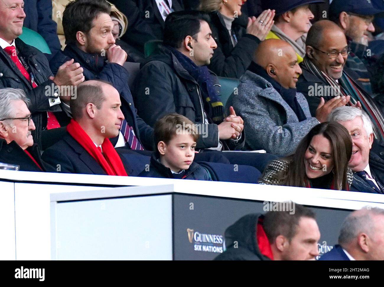 Der Herzog und die Herzogin von Cambridge und Prinz George auf der Tribüne während des Guinness Six Nations-Spiels im Twickenham Stadium, London. Bilddatum: Samstag, 26. Februar 2022. Stockfoto