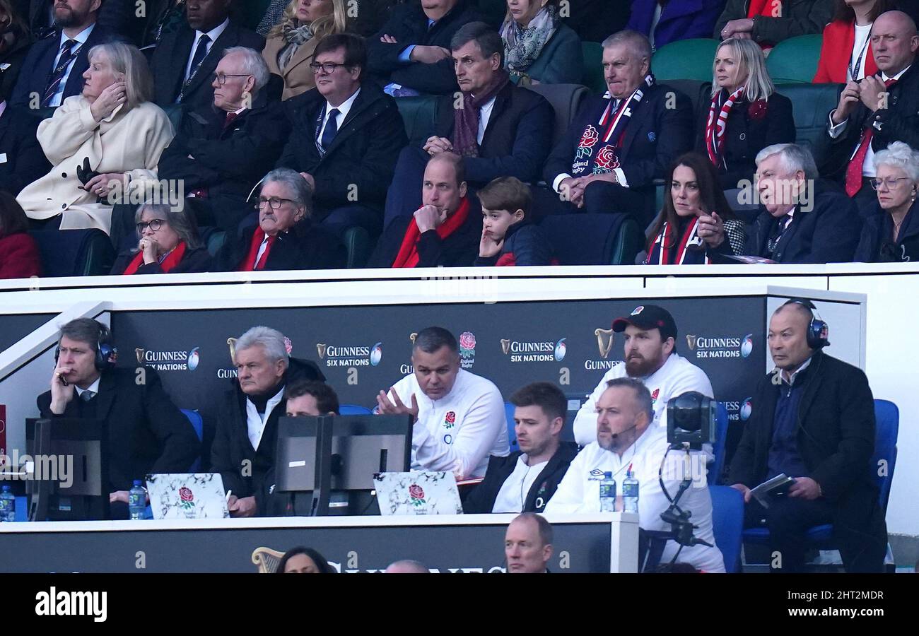 Der Herzog und die Herzogin von Cambridge und Prinz George auf der Tribüne während des Guinness Six Nations-Spiels im Twickenham Stadium, London. Bilddatum: Samstag, 26. Februar 2022. Stockfoto