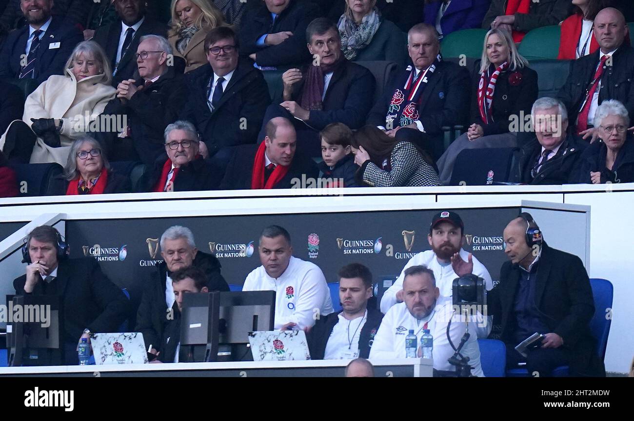 Der Herzog und die Herzogin von Cambridge und Prinz George auf der Tribüne während des Guinness Six Nations-Spiels im Twickenham Stadium, London. Bilddatum: Samstag, 26. Februar 2022. Stockfoto