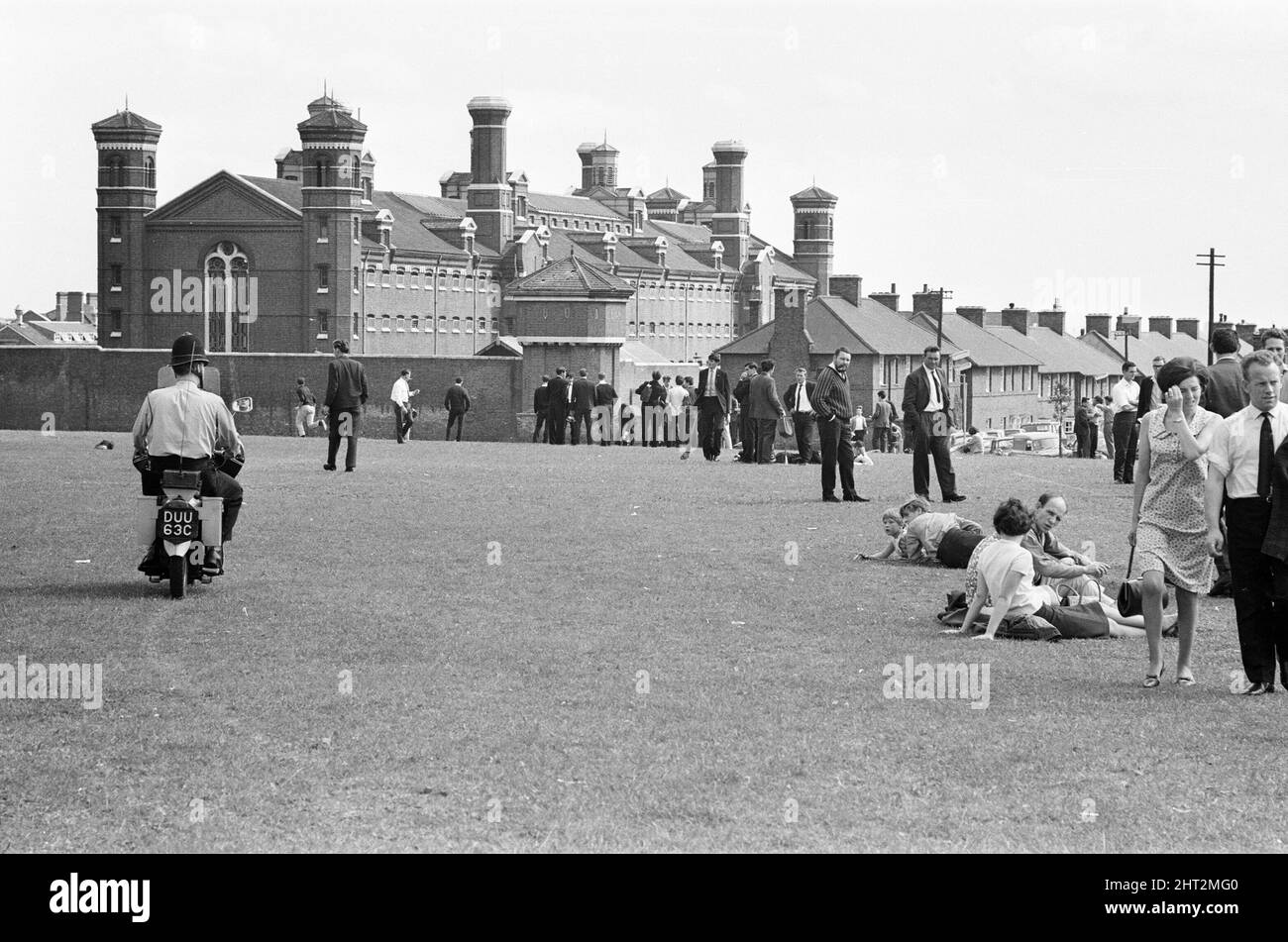 Shepherd's Bush Morde, August 1966. Am Freitag, den 12.. August 1966, wurden in London drei Polizisten ermordet. Die in East Acton patrouillierenden Beamten hielten an, um drei Insassen eines Wagens in der Nähe des Gefängnisses Wormwood Scrubs zu befragen. Harry Roberts schoss auf den provisorischen Detektiven Constable David Wombwell und den Detektiven Sergeant Christopher Head, während John Duddy, ein anderer Bewohner des Fahrzeugs, den Polizeibeamten Geoffrey Fox erschieß. Offiziere, Kopf und Wombwell waren beide Mitglieder der CID, die auf Shepherd's Bush Polizeistation basierte, ihr Fahrer, Officer Fox, fungierte häufig als Q-Auto (Undercover) d Stockfoto