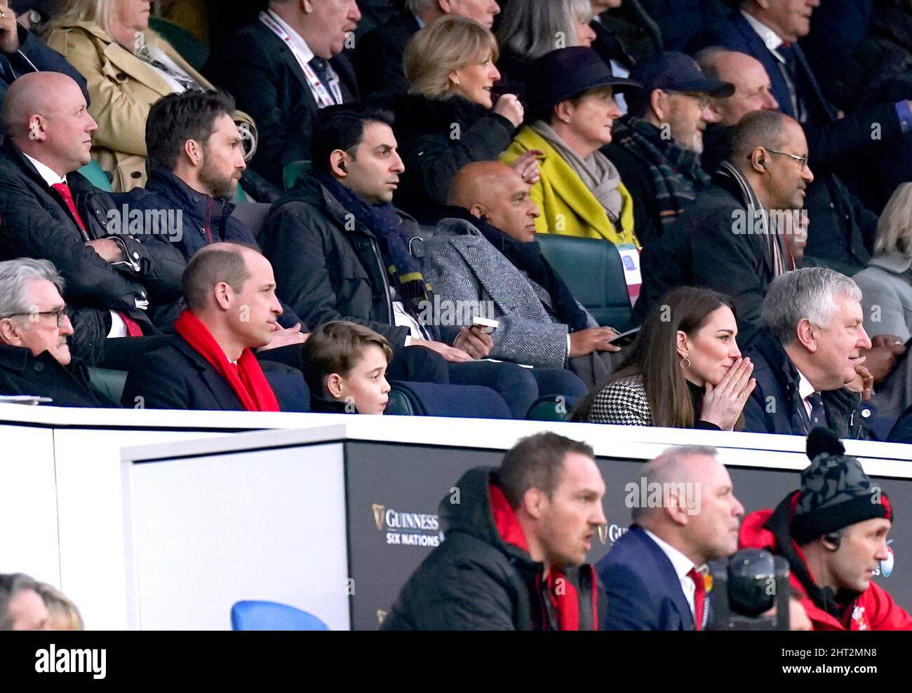 Der Herzog und die Herzogin von Cambridge und Prinz George auf der Tribüne während des Guinness Six Nations-Spiels im Twickenham Stadium, London. Bilddatum: Samstag, 26. Februar 2022. Stockfoto