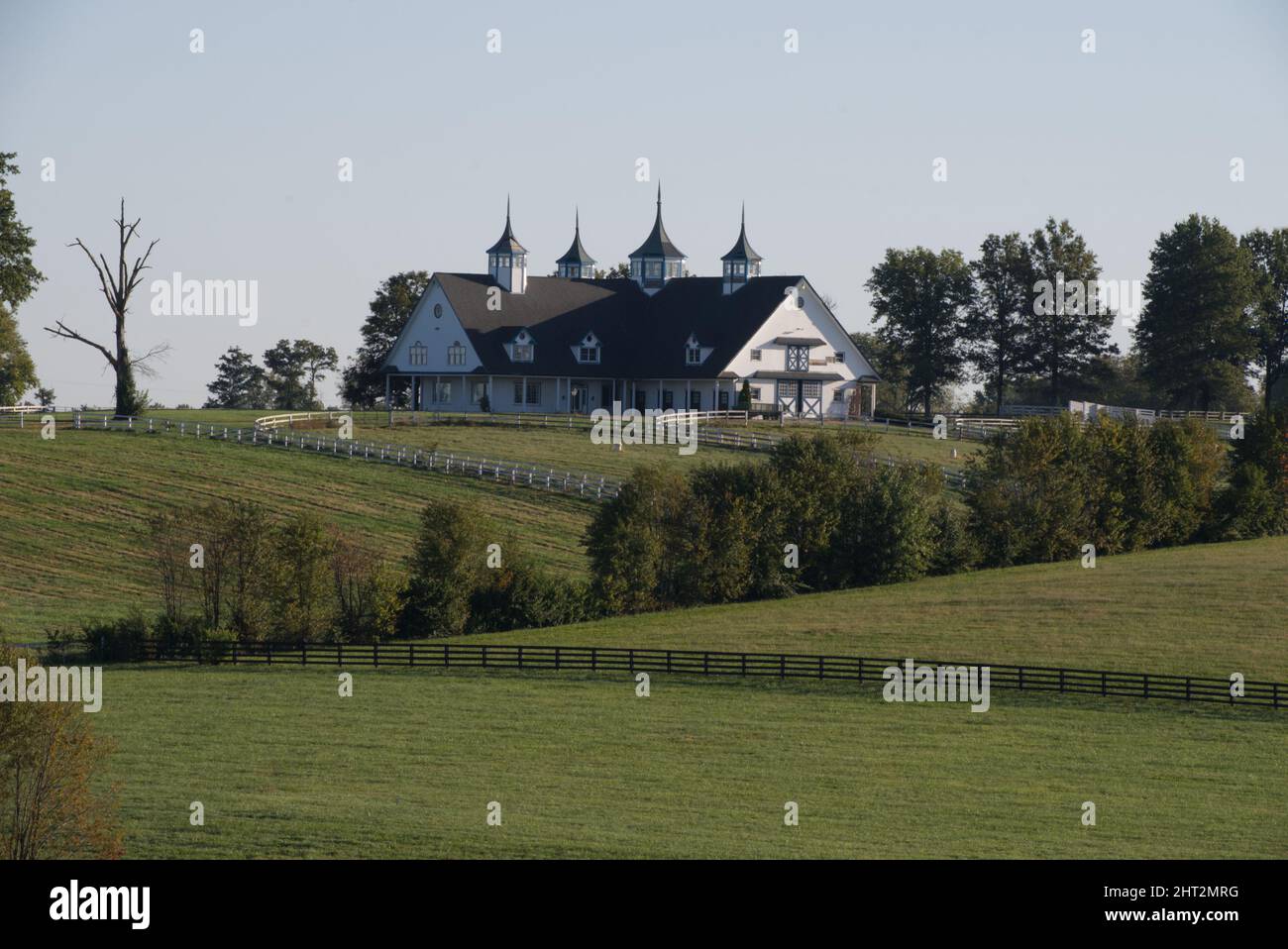 Blick auf die historische Scheune von Manchester an einem sonnigen Tag in Lexington Kentucky Stockfoto