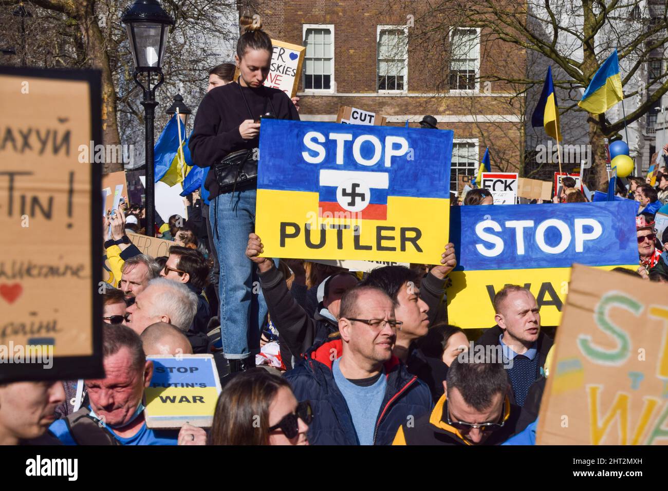 London, Großbritannien. 26.. Februar 2022. Tausende von Menschen versammelten sich in Whitehall, um gegen die russische Invasion in der Ukraine zu protestieren und riefen die britische Regierung und die NATO dazu auf, der Ukraine zu helfen. Kredit: Vuk Valcic/Alamy Live Nachrichten Stockfoto