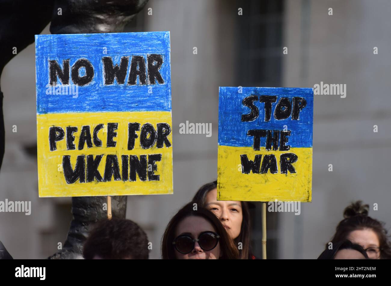 Szenen aus den Protesten gegen die russische Invasion der Ukraine in London am 26 2022. Februar, bei denen sich Tausende aus Solidarität mit der Ukraine herausstellten Stockfoto