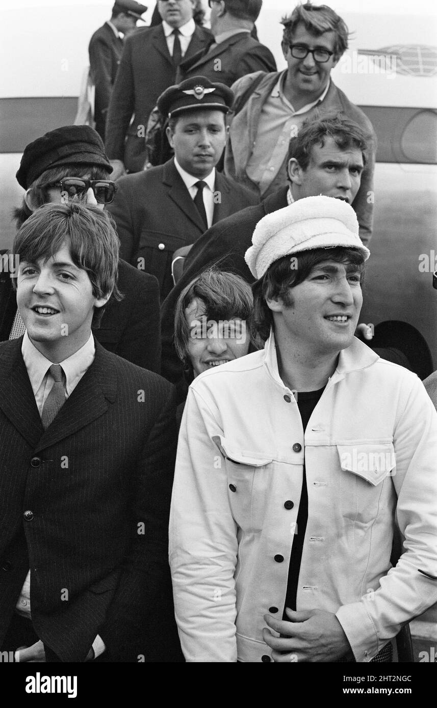 Die Beatles kehren am Sonntag, den 4.. Juli 1965, von Spanien, vom Flughafen London Heathrow nach England zurück. Mal Evans ist oben rechts (Mal war der Beatles Driver - hier groß mit Brille, lässigem Hemd, Schultertasche der Jacke. Er steht hinter dem Airline-Beamten, der selbst hinter dem Beatles-Road-Manager Neil Aspinall steht. Neil ist selbst rechts auf den Stufen positioniert, hinter Ringo und John Lennon) Aufnahme vom 4.. Juli 1965 Stockfoto