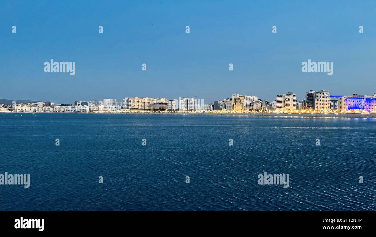 Schöner Blick auf das blaue Meer mit der Stadt im Hintergrund. Tanja Marina Bay, Marokko. Stockfoto