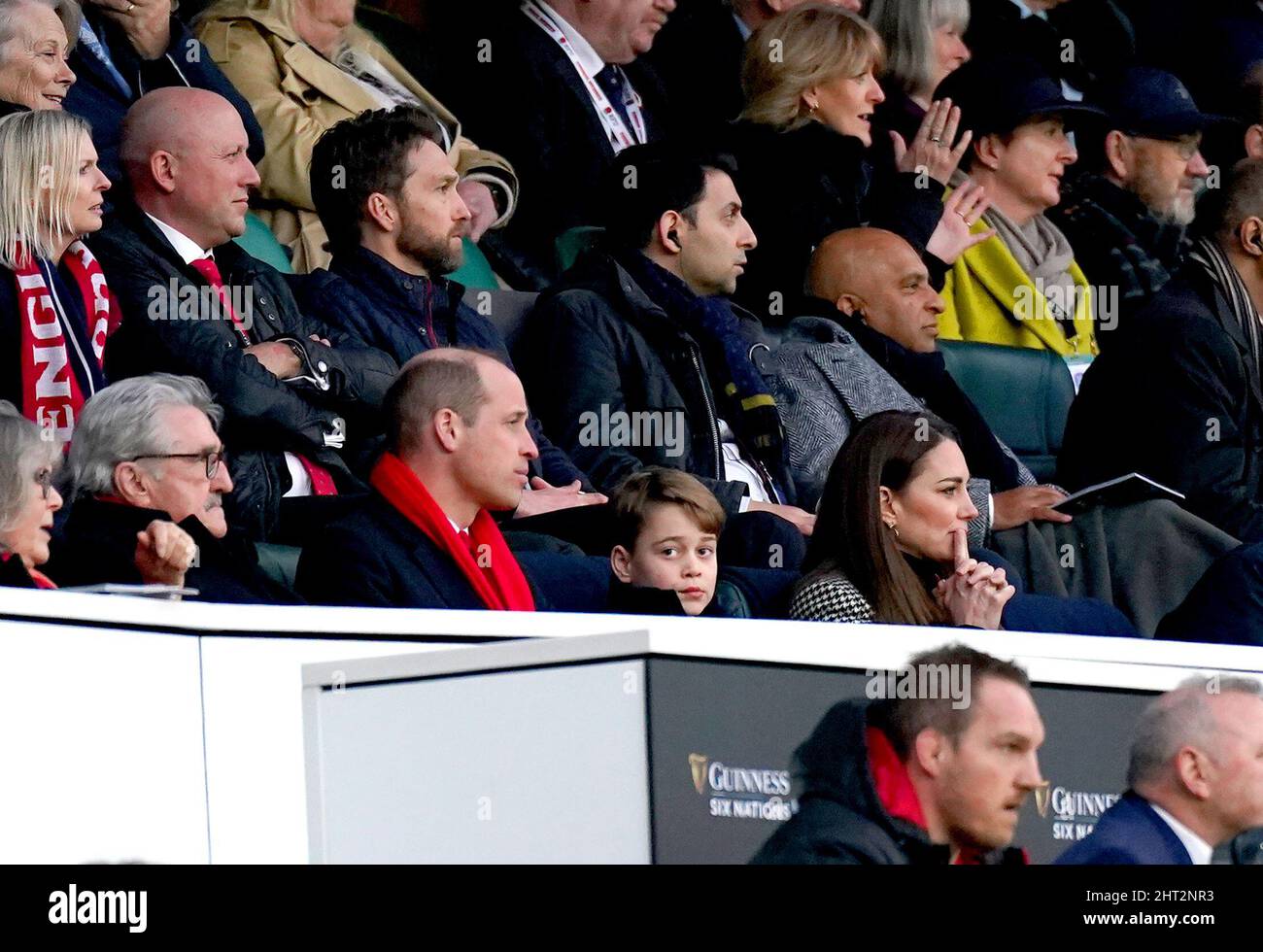 Der Herzog und die Herzogin von Cambridge und Prinz George auf der Tribüne während des Guinness Six Nations-Spiels im Twickenham Stadium, London. Bilddatum: Samstag, 26. Februar 2022. Stockfoto