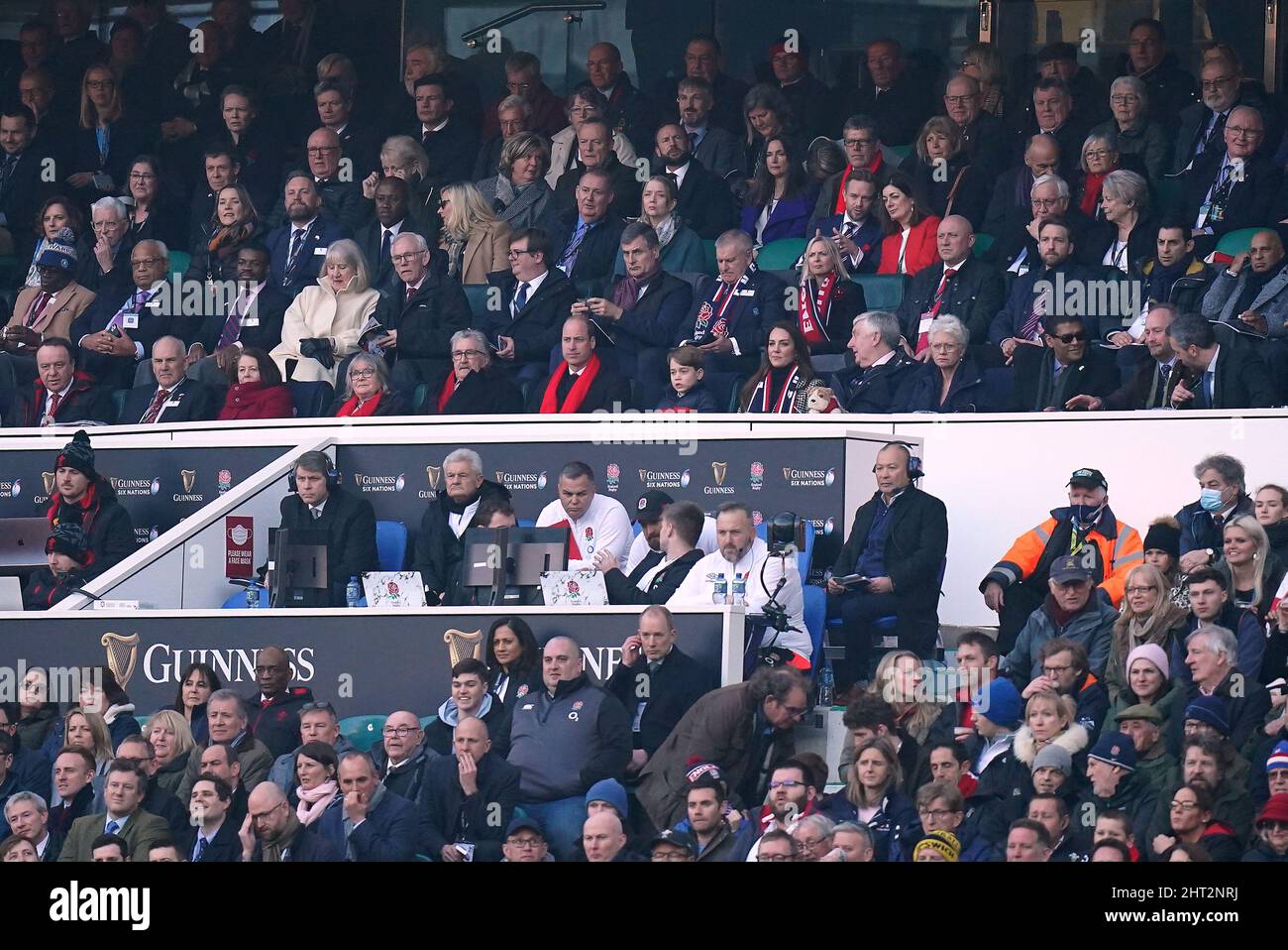 Der Herzog und die Herzogin von Cambridge und Prinz George auf der Tribüne während des Guinness Six Nations-Spiels im Twickenham Stadium, London. Bilddatum: Samstag, 26. Februar 2022. Stockfoto