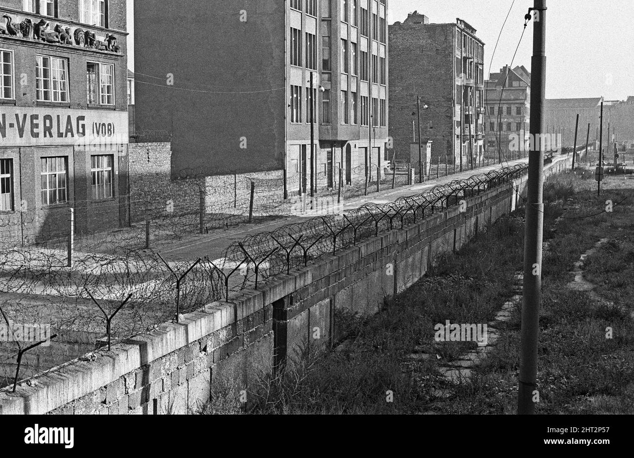 Die Berliner Mauer entlang der Zimmerstraze, Berlin, in der Nähe des Checkpoint Charlie und der Ort, an dem Peter Fechter, ein Maurer im Alter von 18 Jahren, von DDR-Grenzsoldaten am 17.. August 1962 bei dem Versuch, nach West-Berlin zu überfahren, angeschossen und getötet wurde. Er war die siebenundzwanzigste Person, die beim Versuch der Überfahrt starb. Ca. 1965 Stockfoto