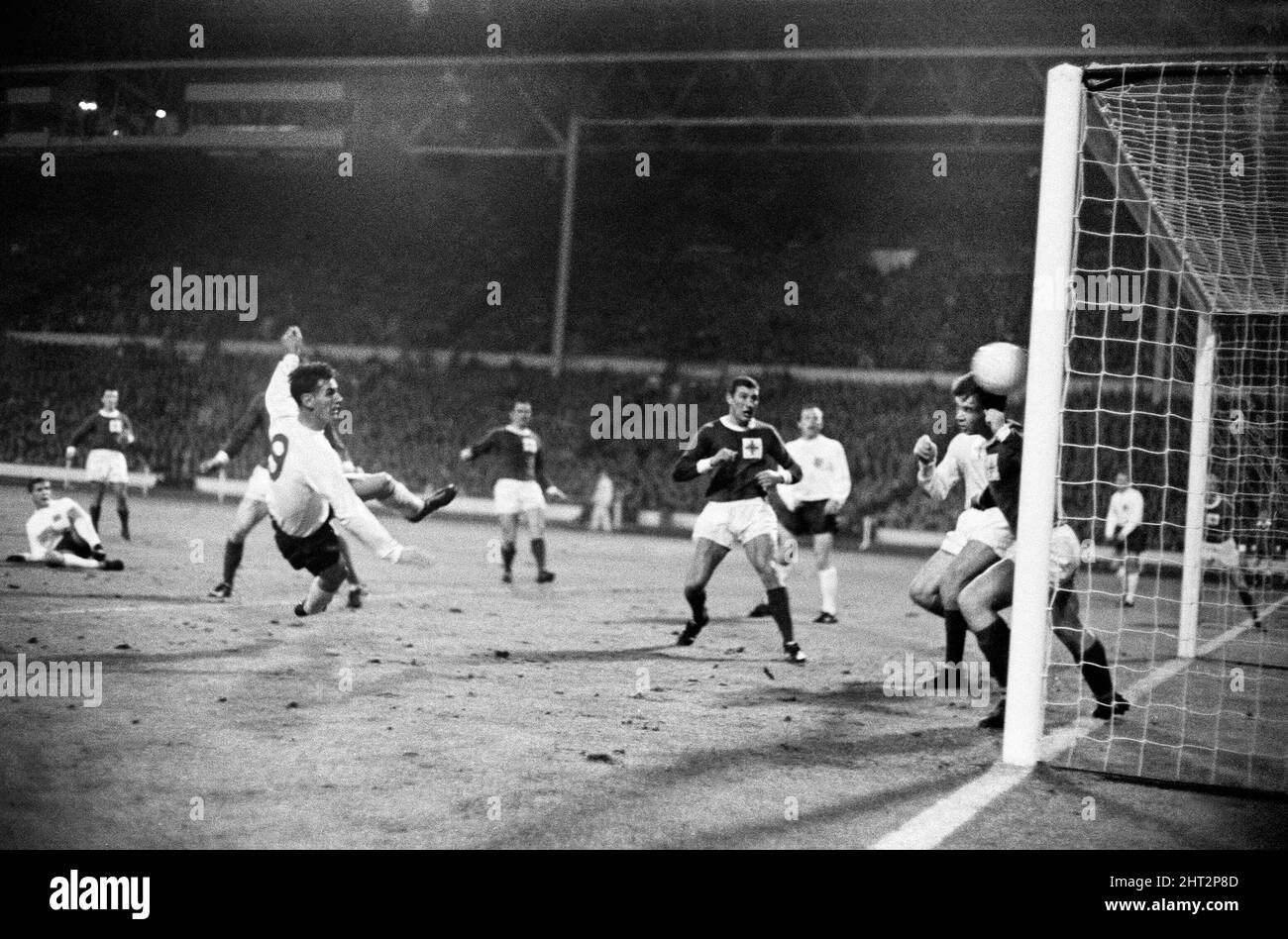 British Home Championship-Spiel im Wembley Stadium. England 2 gegen Nordirland 1. Das zweite Tor für England erzielte Alan Pfau hinter dem Kopf des nordirischen Verteidigers Elder. 10.. November 1965. Stockfoto