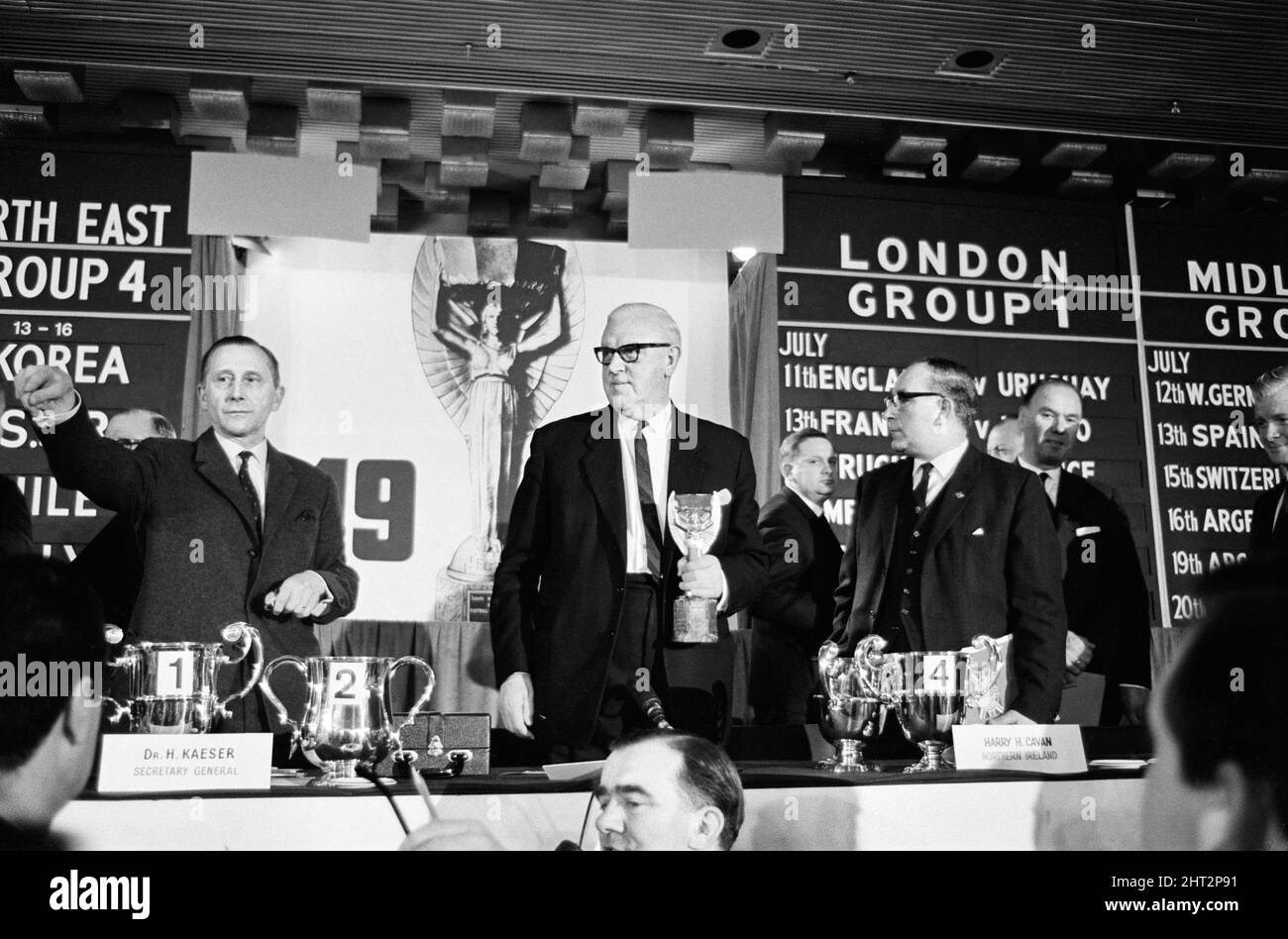 Die Auslosung für das letzte Turnier der Weltmeisterschaft 1966, das im Royal Garden Hotel in London stattfand. FIFA-Präsident Sir Stanley Rous hält bei der Auslosung die Trophäe „Jules Rimet“. 6.. Januar 1966. Stockfoto