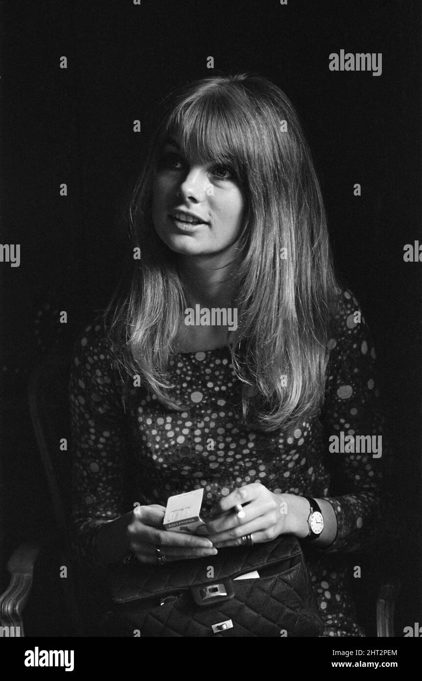 Jean Shrimpton, Model und Schauspieler, abgebildet während der Presseankündigung von 'Privilege', einem Film aus dem Jahr 1967, spielt Jean zusammen mit dem Ex-Manfred-man-Sänger Paul Jones. Die Geschichte wird als erzählter Dokumentarfilm präsentiert, der in einem demnächst erscheinenden englischen Film aus dem Jahr 1970s gedreht wird und den desillusionierten Popsänger Steven Shorter (Paul Jones) betrifft, der die meistgeliebte Berühmtheit des Landes ist. Seine Bühnenshow beinhaltet, dass er mit Handschellen auf der Bühne in einer Gefängniszelle auftaucht und von der Polizei geschlagen wird, zum Entsetzen und zur Sympathie des Publikums. Es wird beschrieben, dass die beiden wichtigsten Parteien Englands eine Koalitionsregierung A gebildet haben Stockfoto