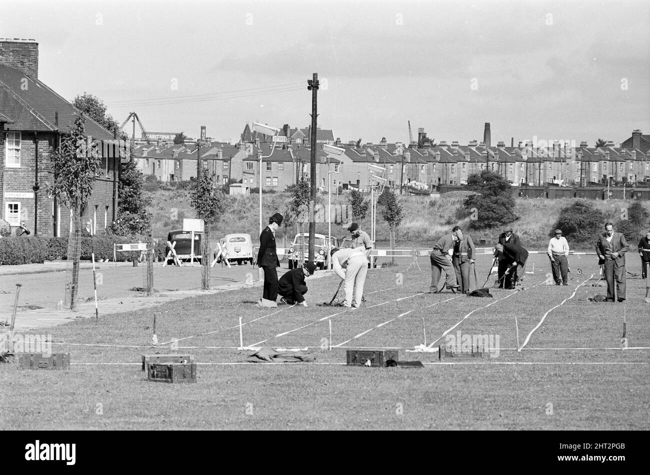 Shepherd's Bush Morde, August 1966. Am Freitag, den 12.. August 1966, wurden in London drei Polizisten ermordet. Die in East Acton patrouillierenden Beamten hielten an, um drei Insassen eines Wagens in der Nähe des Gefängnisses Wormwood Scrubs zu befragen. Harry Roberts schoss auf den provisorischen Detektiven Constable David Wombwell und den Detektiven Sergeant Christopher Head, während John Duddy, ein anderer Bewohner des Fahrzeugs, den Polizeibeamten Geoffrey Fox erschieß. Offiziere, Kopf und Wombwell waren beide Mitglieder der CID, die auf Shepherd's Bush Polizeistation basierte, ihr Fahrer, Officer Fox, fungierte häufig als Q-Auto (Undercover) d Stockfoto