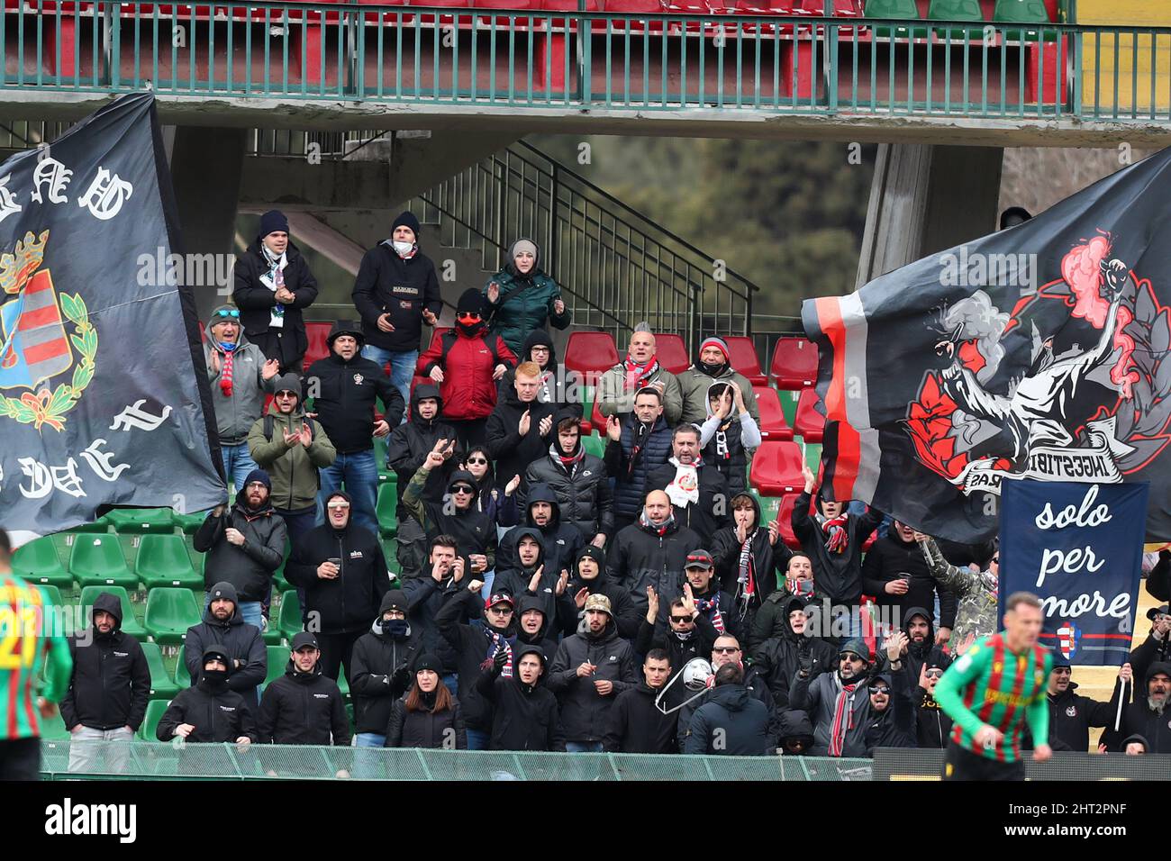 Terni, Italien. 26. Feb, 2022. Die Fans von Cremonese während Ternana Calcio gegen US Cremonese, Italienisches Fußballspiel der Serie B in Terni, Italien, Februar 26 2022 Quelle: Independent Photo Agency/Alamy Live News Stockfoto