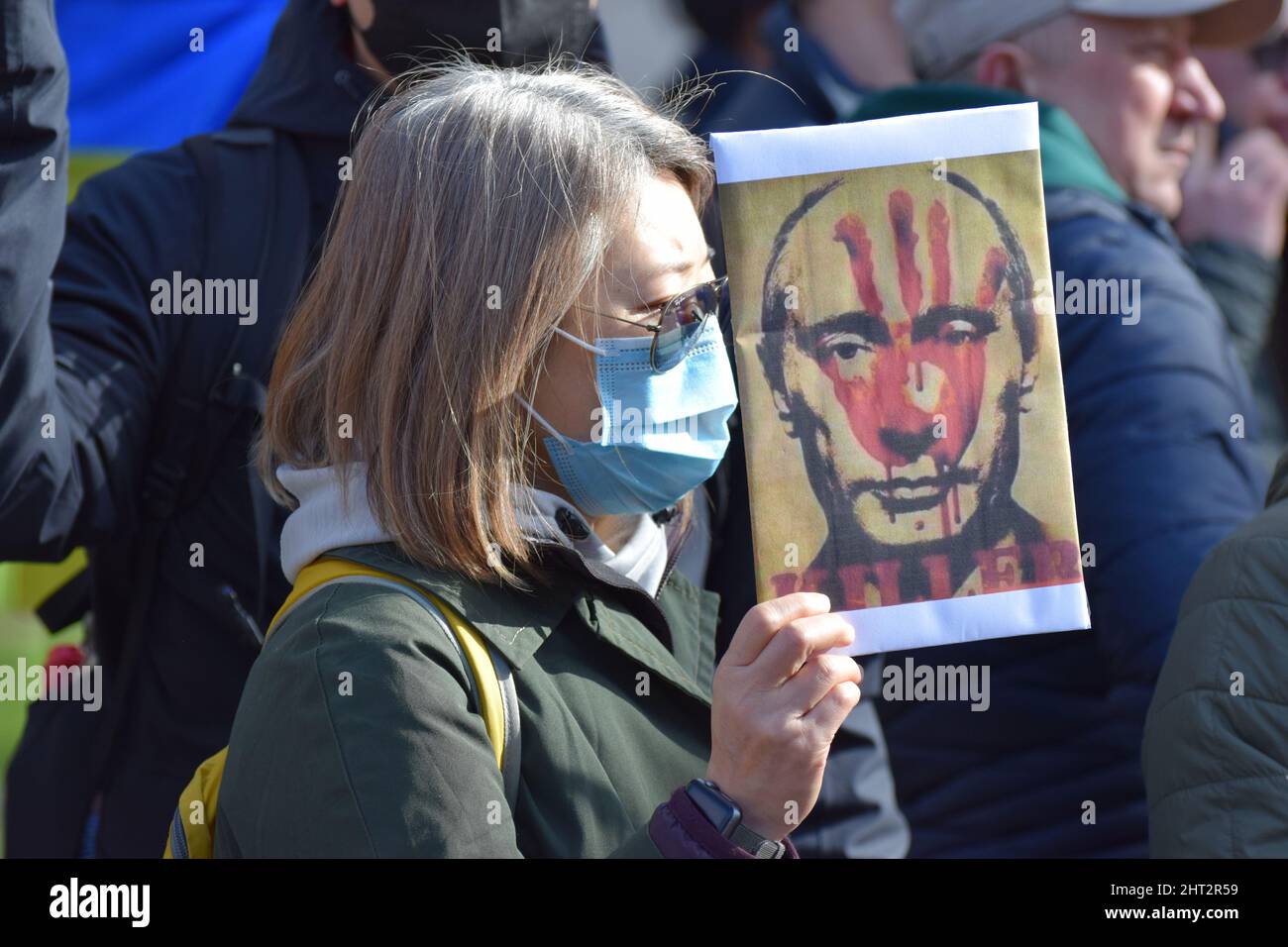 Szenen aus den Protesten gegen die russische Invasion der Ukraine in London am 26 2022. Februar, bei denen sich Tausende aus Solidarität mit der Ukraine herausstellten Stockfoto