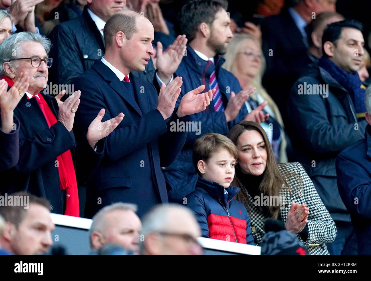 Der Herzog und die Herzogin von Cambridge und Prinz George auf der Tribüne während des Guinness Six Nations-Spiels im Twickenham Stadium, London. Bilddatum: Samstag, 26. Februar 2022. Stockfoto