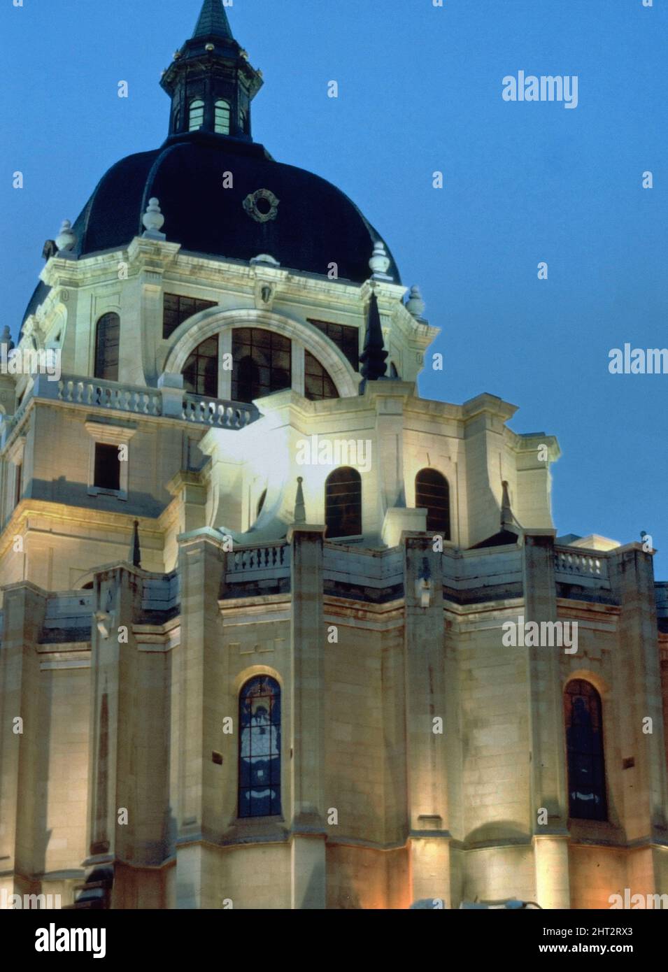 CUPULA Y ABSIDES DE LA CATEDRAL ILUMINADAS. AUTOR: FERNANDO CHUECA GOITIA Y CARLOS ISIDRO DE LA PUERT. LAGE: CATEDRAL DE LA ALMUDENA. MADRID. SPANIEN. Stockfoto