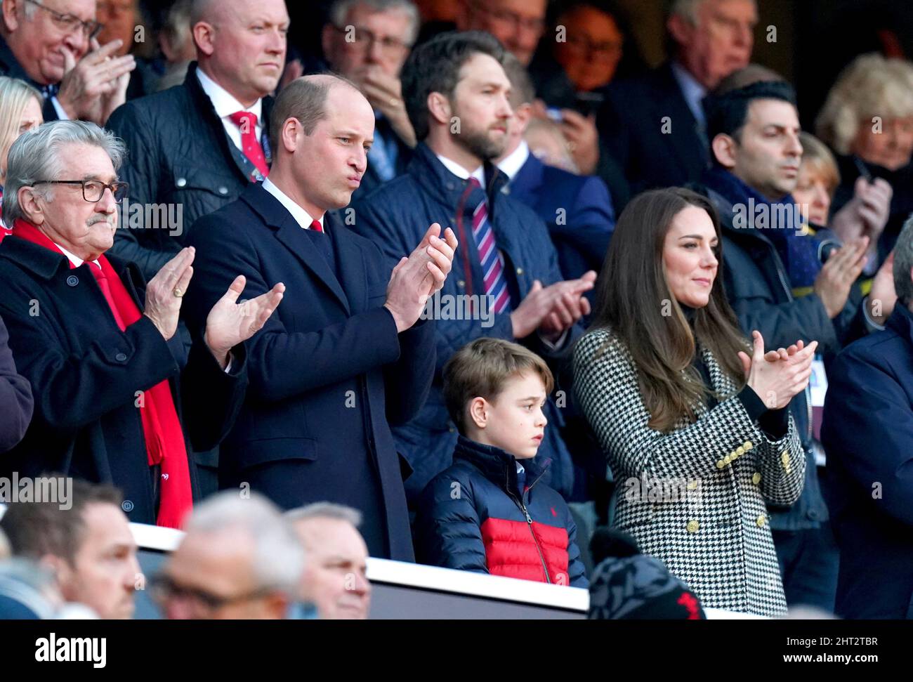 Der Herzog und die Herzogin von Cambridge und Prinz George auf der Tribüne während des Guinness Six Nations-Spiels im Twickenham Stadium, London. Bilddatum: Samstag, 26. Februar 2022. Stockfoto