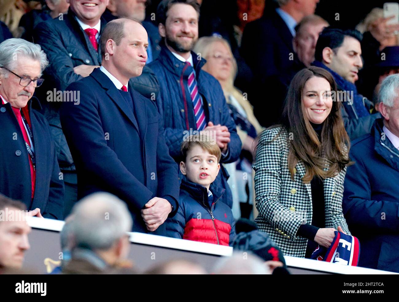 Der Herzog und die Herzogin von Cambridge und Prinz George auf der Tribüne während des Guinness Six Nations-Spiels im Twickenham Stadium, London. Bilddatum: Samstag, 26. Februar 2022. Stockfoto