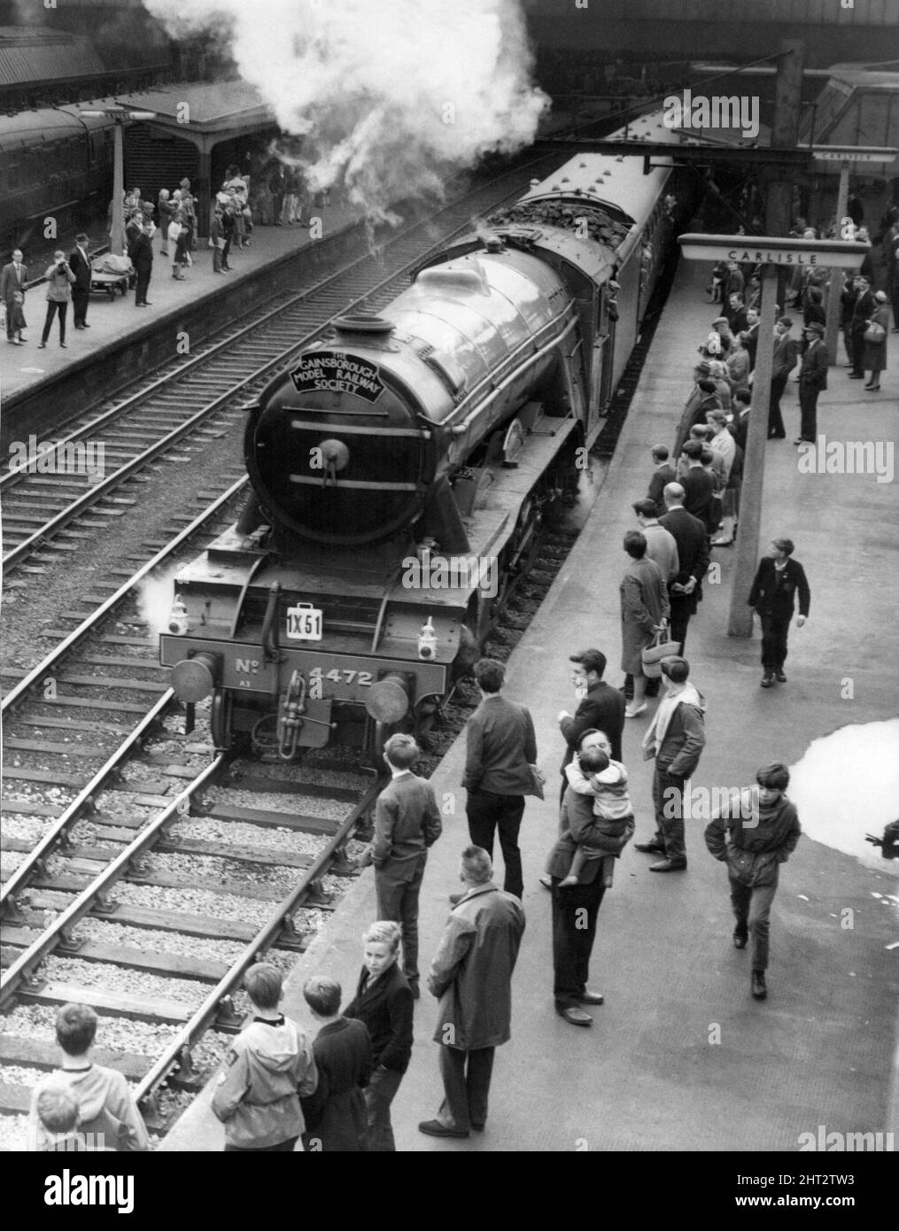 Massen von Zugenthusiasten säumten die Plattformen am Bahnhof Carlisle am 15.. Mai 1965, um Motor No.4472, den fliegenden Schotten, zu sehen Stockfoto
