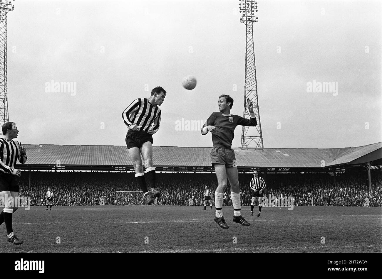 Newcastle / Fulham. Newcastle Mitte John McGrath (links) gewinnt ein Heading-Duell mit Fulham Mitte Hälfte Dempsey (rechts) - und sein Kopf geht ins Netz für Newcastles Equalizer. St James' Park, 7.. Mai 1966. Stockfoto