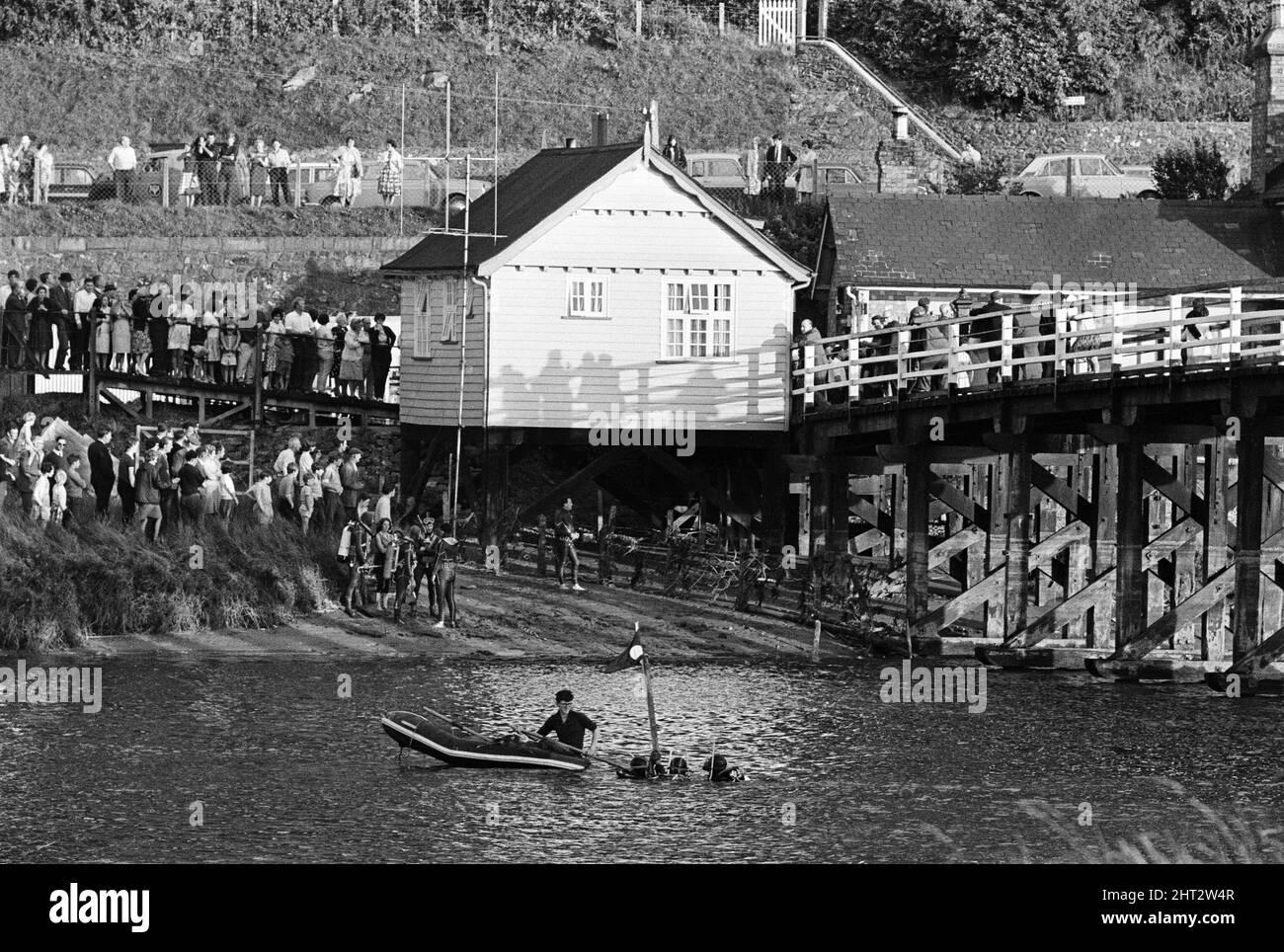 Das Ausflugsboot Prince of Wales kenterte und kippte seine 39 Passagiere am 22.. Juli 1966 in die Mawddach-Mündung in Penmaenpool, Merioneth, Nordwales. Der Ausflug am Sommernachmittag wurde zu einem plötzlichen Überlebenskampf, als das Boot eine U-Drehung in Richtung eines Landungssteg machte. Der Prinz von Wales wurde gegen eine Mautbrücke gefegt. Ein Loch wurde im Boot gerissen und es sank in drei Minuten. Das führte zu 15 Todesfällen, darunter 4 Kinder. Im Bild, Anglermänner am Ort des Sinkens, in der Nähe des Mastes. 23.. Juli 1966. Stockfoto