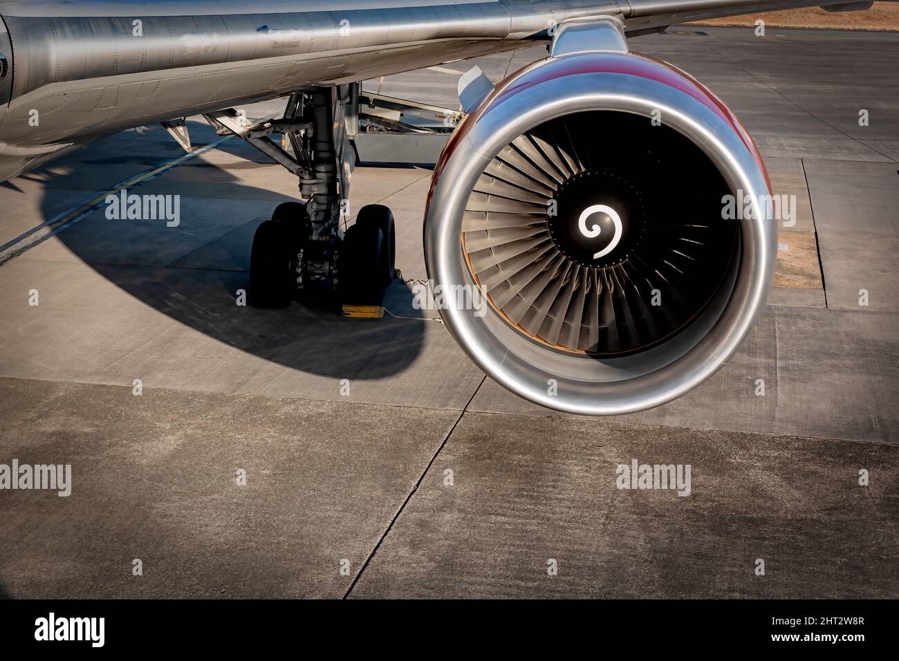 Die Flügel- und Triebwerksturbine eines Verkehrsflugzeugs, das auf einer Start- und Landebahn in der Nähe von Tokio, Japan, sitzt. Stockfoto