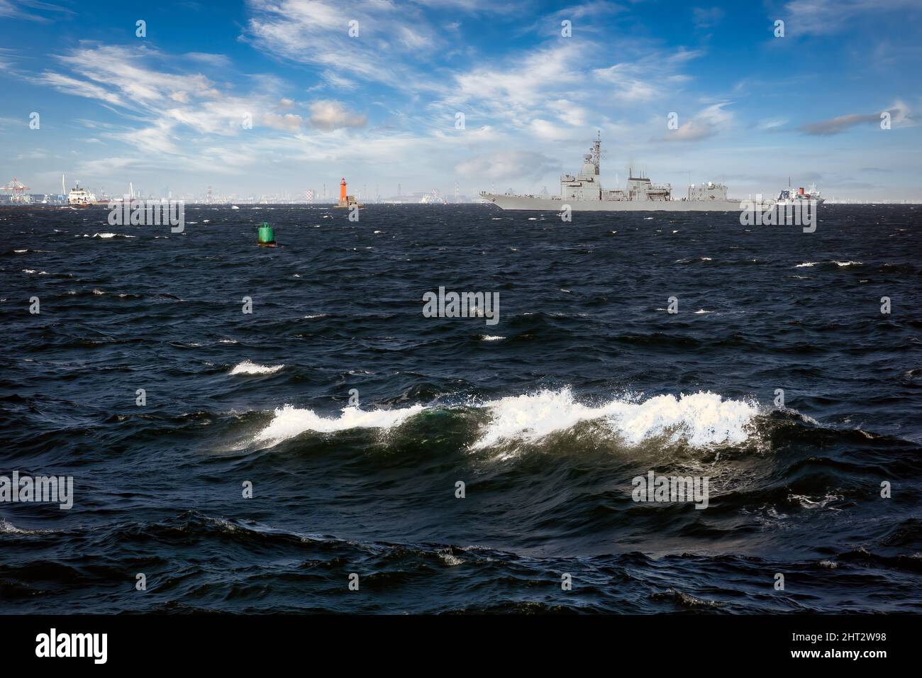Ein Kriegsschiff der japanischen Maritime Self Defense Force (JMSDF) sitzt in der Bucht von Tokio vor der Küste von Yokosuka, Japan, vor Anker. Stockfoto