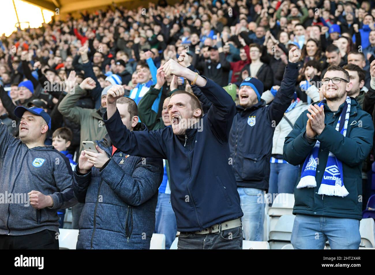 Birmingham, Großbritannien. 26.. Februar 2022. Die Fans von Huddersfield Town feiern am 2/26/2022 ihr Team gegen Birmingham City 0-2 in Birmingham, Großbritannien. (Foto von Simon Whitehead/News Images/Sipa USA) Quelle: SIPA USA/Alamy Live News Stockfoto