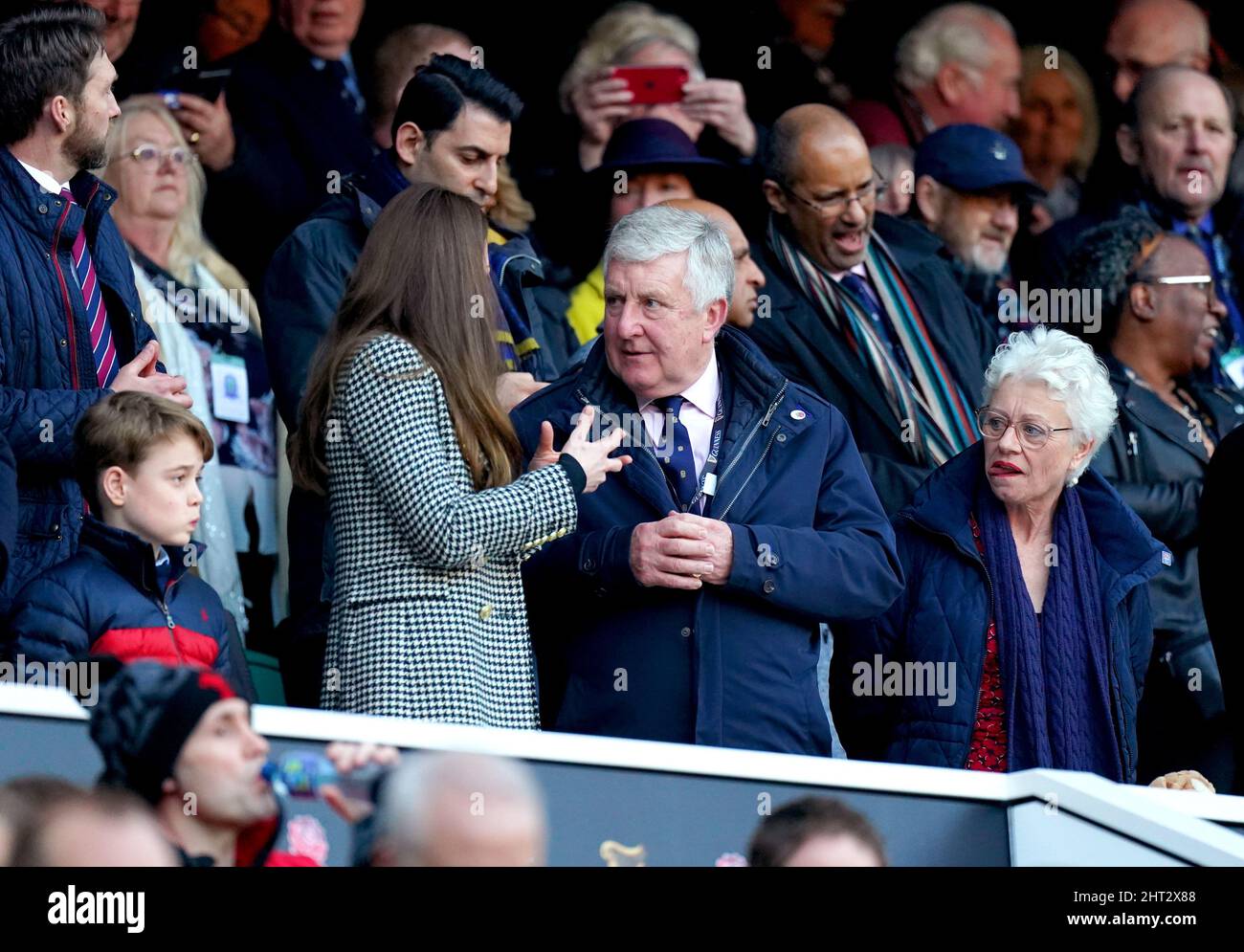 Die Herzogin von Cambridge spricht mit Jeff Blackett während des Guinness Six Nations-Spiels im Twickenham Stadium, London. Bilddatum: Samstag, 26. Februar 2022. Stockfoto