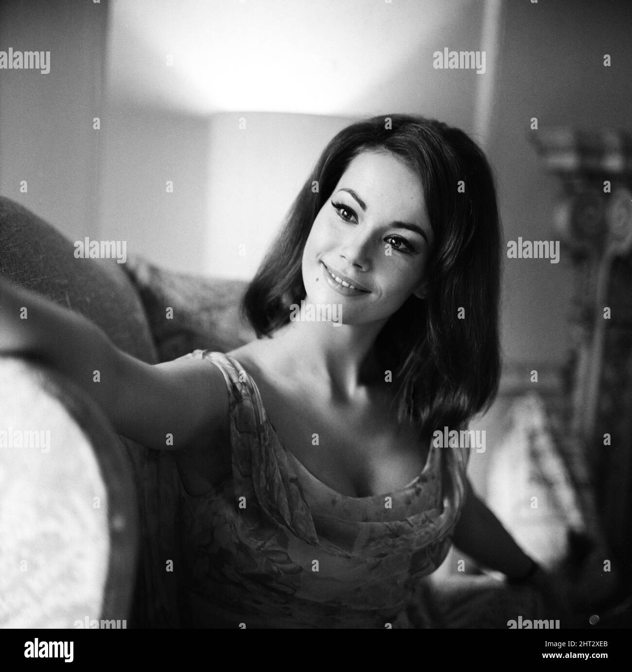 Die Parisienne-Schauspielerin Claudine Auger, die Domino im James Bond-Film Thunderball spielen wird, der hier während eines Interviews mit dem Daily Mirror-Showbusiness-Reporter Donald Zec zu sehen ist. 17.. Februar 1965 Stockfoto